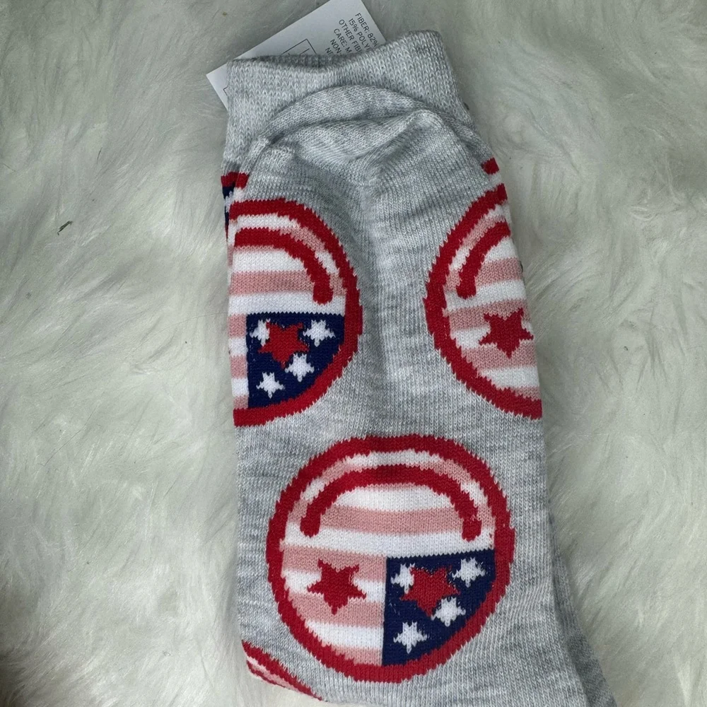 New Americana smiley face crew socks 🛍